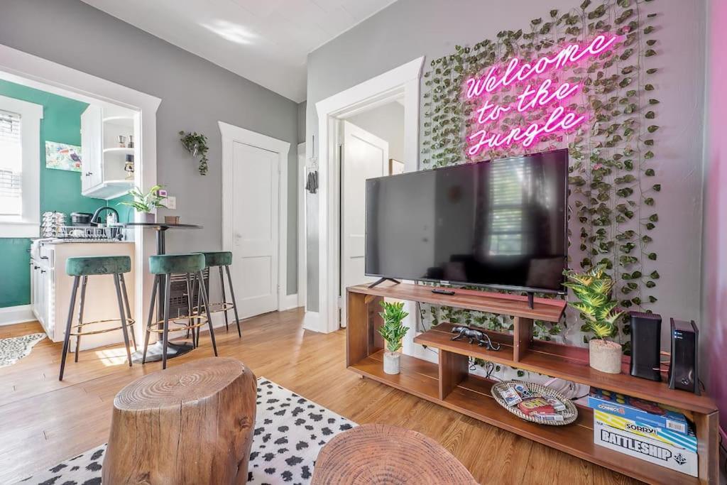 Jungle Themed Apt. Close To Coffee, Food + Shops! Τάμπα Εξωτερικό φωτογραφία